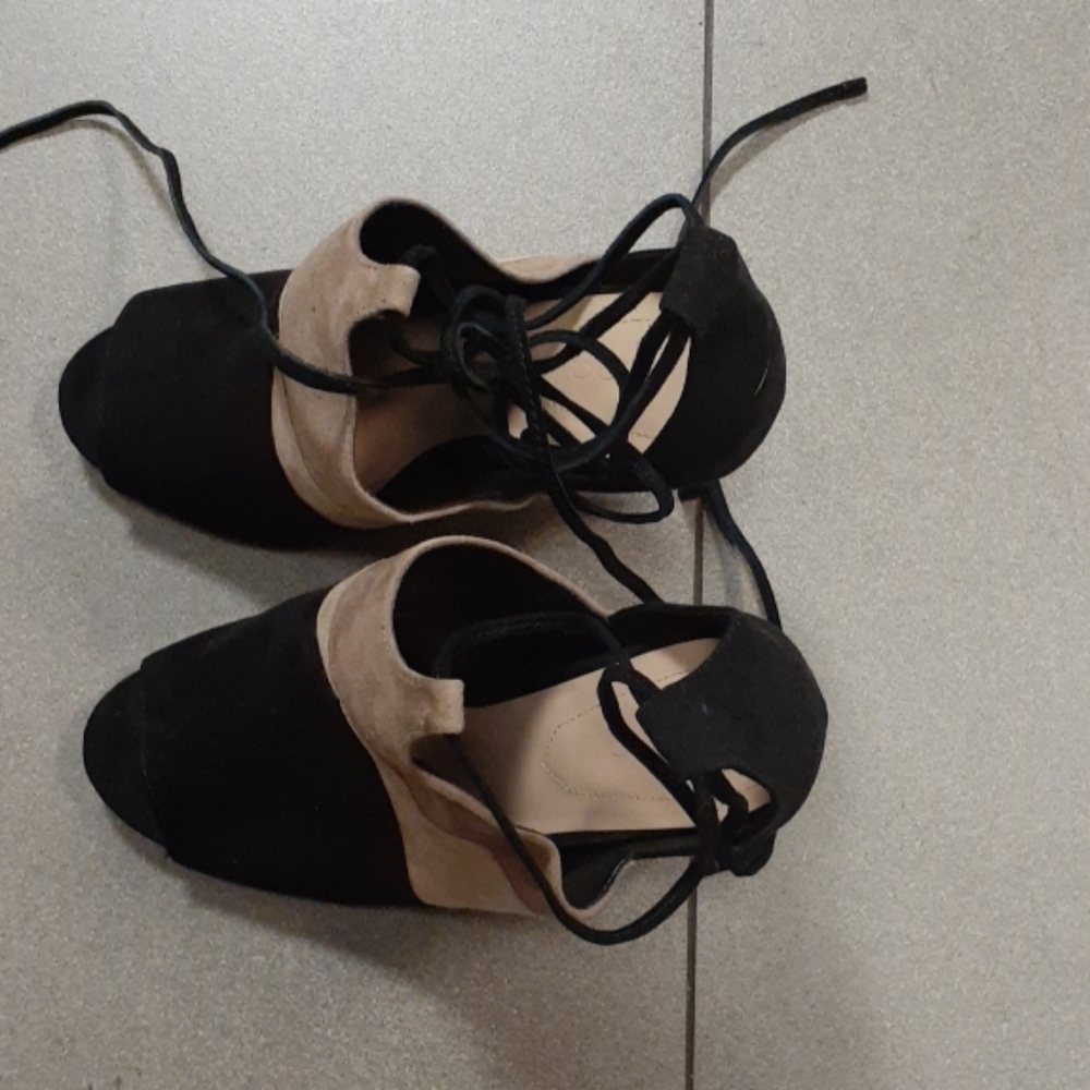Ladies shoe - Picture 3 of 3